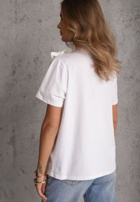 Renee - Biały Bawełniany T-shirt o Klasycznym Kroju z Kwiatowymi Aplikacjami 3D Morgane. Okazja: do pracy. Kolor: biały. Materiał: bawełna. Wzór: aplikacja, kwiaty. Styl: klasyczny #2