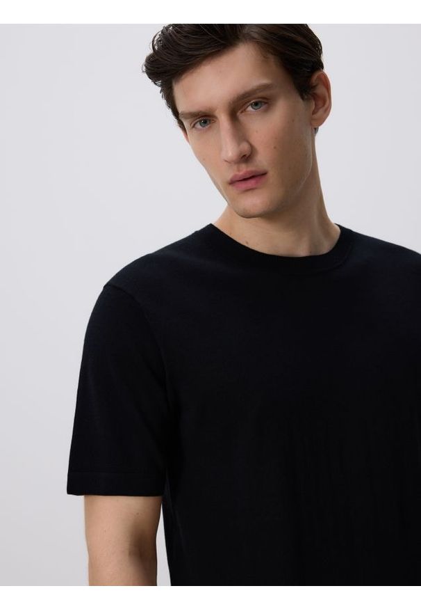 Reserved - T-shirt regular z domieszką jedwabiu - czarny. Kolor: czarny. Materiał: jedwab