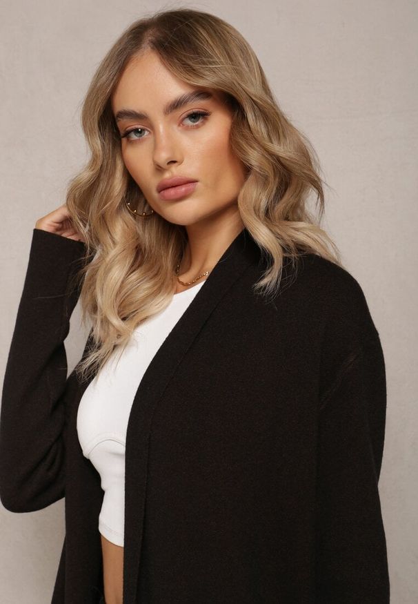 Renee - Czarny Luźny Kardigan Niezapinany Jacquella. Kolor: czarny. Sezon: zima