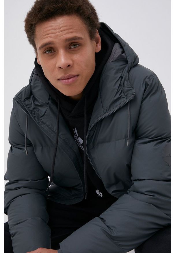 Rains Kurtka 1506 Puffer Jacket kolor szary zimowa. Okazja: na co dzień. Typ kołnierza: kaptur. Kolor: szary. Sezon: zima. Styl: casual