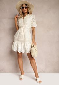 Renee - Jasnobeżowa Sukienka Boho z Bawełny Ozdobiona Ażurowym Wzorem Falbaną i Przewiązana Paskiem Nelah. Okazja: na co dzień, na imprezę. Kolor: beżowy. Materiał: bawełna. Wzór: aplikacja, ażurowy. Typ sukienki: proste. Styl: boho