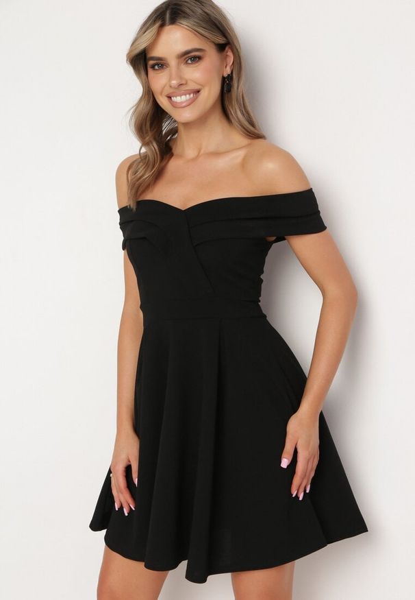 Born2be - Czarna Sukienka z Hiszpańskim Dekoltem o Rozkloszowanym Fasonie Vilenia. Okazja: na co dzień. Kolor: czarny. Typ sukienki: rozkloszowane. Styl: elegancki, casual