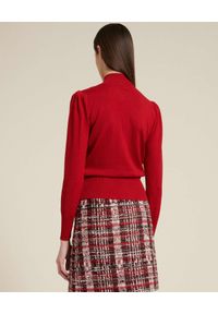 Luisa Spagnoli - LUISA SPAGNOLI - Czerwony sweter z falbanką MIETTA. Kolor: czerwony. Materiał: wełna. Długość rękawa: długi rękaw. Długość: długie. Wzór: aplikacja #3