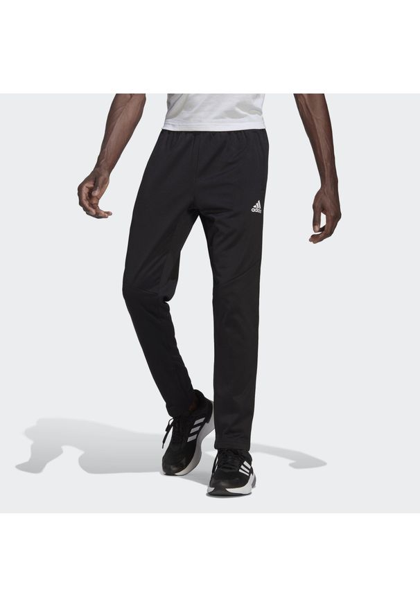 Adidas - Zwężany kombinezon do joggingu z małym logo adidas Aeroready Game and Go. Kolor: czarny. Materiał: dresówka. Długość: długie. Sport: bieganie, fitness