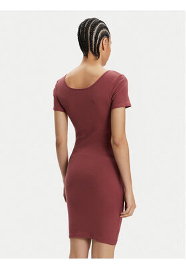 Pieces Sukienka codzienna Kitte 17146324 Czerwony Slim Fit. Okazja: na co dzień. Kolor: czerwony. Materiał: bawełna. Typ sukienki: proste. Styl: casual