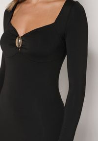 Born2be - Czarna Koktajlowa Sukienka z Wiskozą Ozdobiona Metalową Klamrą Refira. Okazja: na co dzień. Kolor: czarny. Materiał: wiskoza. Wzór: aplikacja. Typ sukienki: proste. Styl: wizytowy #3