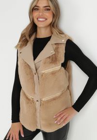Born2be - Beżowa Kamizelka Futrzana Antedes. Kolor: beżowy. Materiał: futro. Długość rękawa: długi rękaw. Długość: długie. Wzór: aplikacja #1