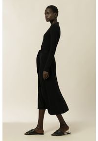 IVY & OAK - Ivy & Oak Sukienka kolor czarny midi prosta. Okazja: na co dzień. Kolor: czarny. Materiał: wełna, materiał. Długość rękawa: długi rękaw. Typ sukienki: proste. Styl: casual. Długość: midi #3