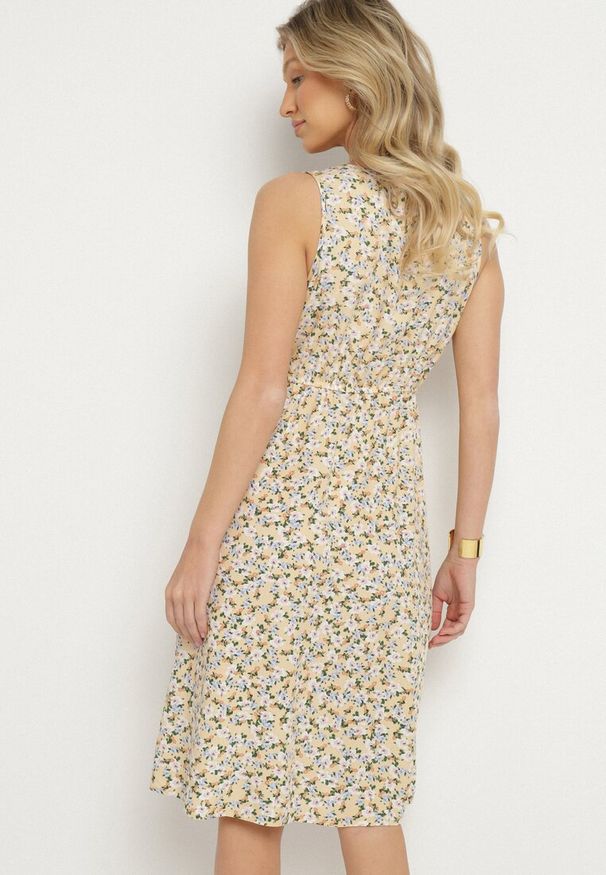 Born2be - Beżowa Sukienka w Kwiaty o Rozkloszowanym Kroju na Szerokich Ramiączkach Naivoriel. Okazja: na co dzień. Typ kołnierza: dekolt w serek. Kolor: beżowy. Materiał: zamsz. Długość rękawa: na ramiączkach. Wzór: kwiaty. Typ sukienki: rozkloszowane. Styl: casual, elegancki