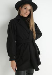 Born2be - Czarny Płaszcz z Wiązanym Paskiem i Bufiastym Rękawem Imgrucu. Typ kołnierza: kołnierzyk stójkowy. Kolor: czarny. Materiał: tkanina, jeans. Długość: długie. Sezon: wiosna, jesień #1