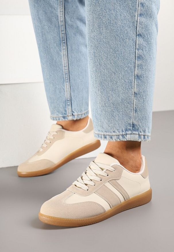 Renee - Beżowo-Białe Sneakersy w Stylu Tenisówek z Paskami Danareth. Okazja: na co dzień. Zapięcie: pasek. Kolor: beżowy