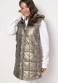 Born2be - Złota Kamizelka z Wypukłym Pikowaniem Kapturem i Lakierowanym Efektem Damess. Kolor: złoty. Materiał: lakier. Długość: długie. Wzór: aplikacja #2