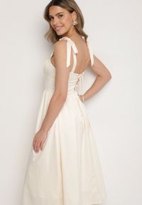 Born2be - Jasnobeżowa Rozkloszowana Sukienka Vices na Wiązanych Ramiączkach Natavine. Okazja: na co dzień, na imprezę. Typ kołnierza: dekolt kwadratowy. Kolor: beżowy. Materiał: poliester, jeans. Długość rękawa: na ramiączkach. Sezon: lato. Styl: casual, klasyczny #6