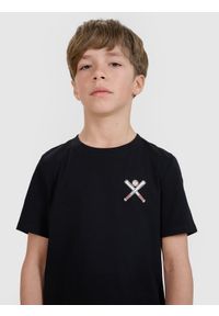 4f - 4F T-shirt regular z nadrukiem chłopięcy - czarny 140 (9-10 lat). Okazja: na co dzień. Kolor: czarny. Materiał: dzianina, bawełna, jersey. Długość rękawa: krótki rękaw. Długość: krótkie. Wzór: nadruk. Sezon: lato. Styl: klasyczny, sportowy, casual