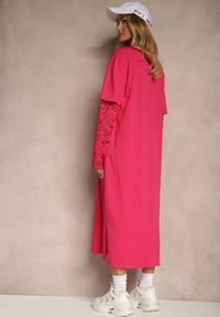 Renee - Fuksjowa Sukienka z Bawełny o Kroju Typu T-shirt z Koronką i Rozcięciami Tanisla. Okazja: na co dzień. Kolor: różowy. Materiał: bawełna, koronka. Wzór: koronka. Typ sukienki: proste, sportowe. Styl: sportowy, elegancki, casual
