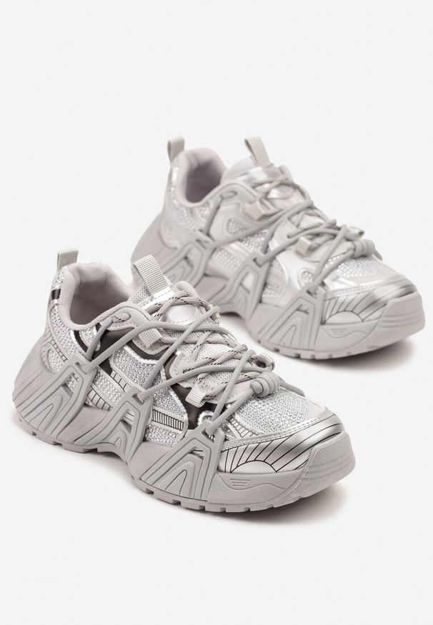 Renee - Srebrne Sneakersy na Platformie z Geometrycznym Wzorem Eledisa. Okazja: na co dzień. Kolor: srebrny. Materiał: jeans. Wzór: geometria. Obcas: na platformie