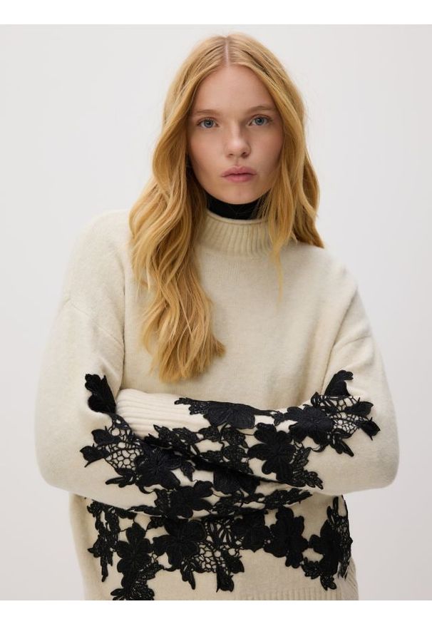 Reserved - Sweter z ozdobną aplikacją - kremowy. Kolor: kremowy. Materiał: dzianina, wełna. Wzór: aplikacja