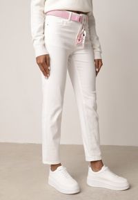 Born2be - Białe Jeansy z Bawełną i Wiskozą o Kroju Mom Fit z Apaszką i Paskiem Hetirae. Okazja: na co dzień. Kolor: biały. Styl: casual, elegancki #3