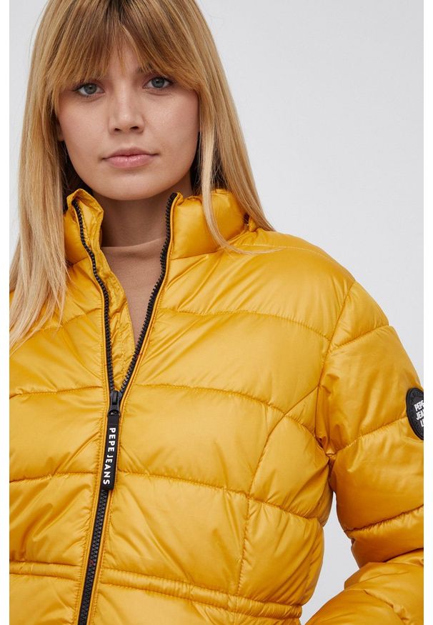 Pepe Jeans Kurtka damska kolor żółty zimowa. Kolor: żółty. Materiał: materiał. Wzór: gładki. Sezon: zima