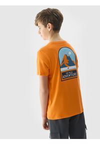 4F JUNIOR - T-shirt z bawełny organicznej z nadrukiem chłopięcy - pomarańczowy. Okazja: na co dzień. Kolor: pomarańczowy. Materiał: bawełna. Wzór: nadruk. Sezon: lato. Styl: casual, sportowy, klasyczny