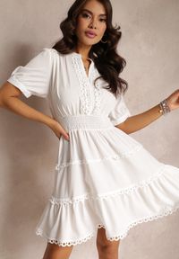 Renee - Biała Sukienka Mini z Gumkami w Talii z Krótkim Rękawem i Koronką Jelina. Kolor: biały. Materiał: koronka. Długość rękawa: krótki rękaw. Wzór: koronka. Długość: mini #3