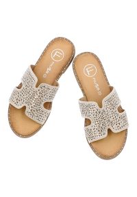 Klapki damskie Filippo, na płaskim obcasie materiałowe bogato zdobione, beżowe, DK6973-25-BE. Okazja: na co dzień. Kolor: beżowy. Materiał: materiał. Wzór: aplikacja. Sezon: lato. Obcas: na obcasie. Styl: wakacyjny, glamour, casual, elegancki. Wysokość obcasa: niski #6