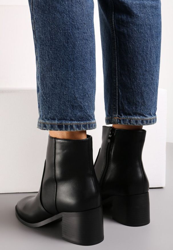 Renee - Czarne Klasyczne Botki na Słupku Ominorda. Kolor: czarny. Obcas: na słupku. Styl: klasyczny