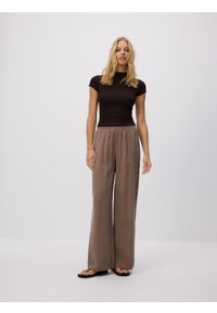 Reserved - Luźne spodnie z modalem - beżowy. Kolor: beżowy. Materiał: tkanina