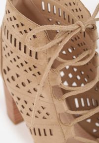 Born2be - Ciemnobeżowe Botki Vices na Obcasie z Ażurową Cholewką Nimidora. Okazja: na imprezę, na co dzień. Kolor: beżowy. Szerokość cholewki: normalna. Wzór: ażurowy. Obcas: na obcasie. Styl: casual, klasyczny, elegancki. Wysokość obcasa: średni #8