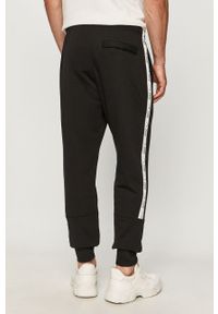 Nike Sportswear - Spodnie. Kolor: czarny. Materiał: bawełna, poliester, dzianina. Wzór: aplikacja #2
