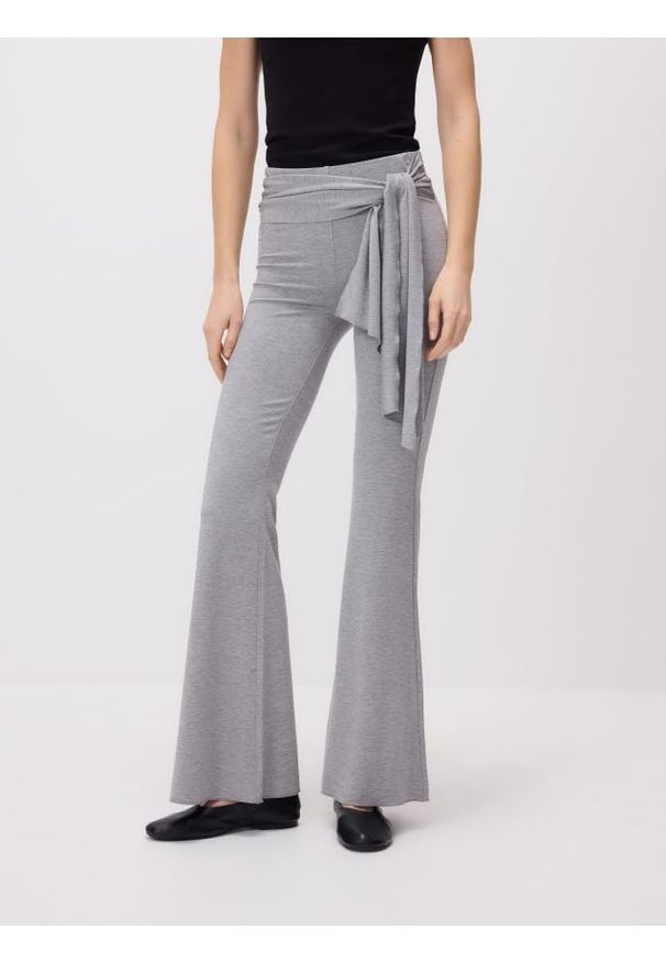 Reserved - Spodnie z wiskozą - jasnoszary. Kolor: szary. Materiał: wiskoza