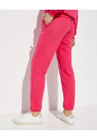 LA MANIA - Dresowe spodnie w kolorze fuksji Comfy. Kolor: różowy, wielokolorowy, fioletowy. Materiał: dresówka. Wzór: napisy