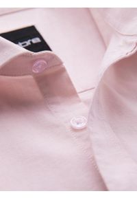 Ombre Clothing - Bawełniana pastelowa męska koszula typu oxford – jasnoróżowa V1. Kolor: różowy. Materiał: bawełna. Wzór: aplikacja, ze splotem. Styl: klasyczny, elegancki #8