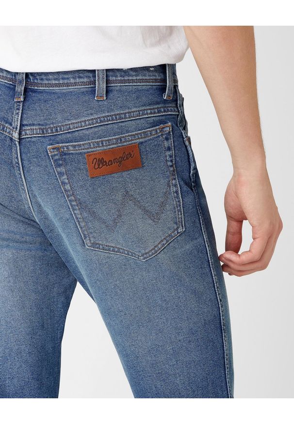 Wrangler - WRANGLER TEXAS TAPER MĘSKIE SPODNIE JEANSOWE BLUE CHILL W12TU898T 112141168