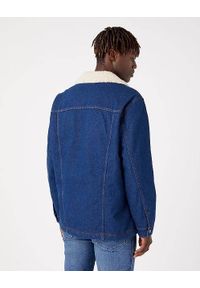 Wrangler - WRANGLER WRANGE SHERPA JACKET MĘSKA KURTKA JEANSOWA RETRO BLUE W445AR071. Materiał: jeans. Styl: retro