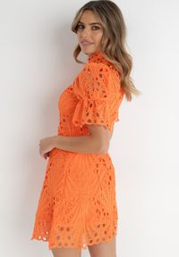 Born2be - Pomarańczowa Sukienka Adoneus. Typ kołnierza: kołnierz z falbankami. Kolor: pomarańczowy. Materiał: koronka. Wzór: koronka. Styl: klasyczny. Długość: midi #3