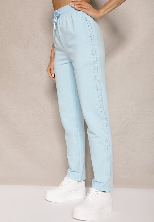 Renee - Niebieskie Dresowe Spodnie z Bawełną Ozdobione Sznurkiem Anniren. Kolor: niebieski. Materiał: bawełna, dresówka. Wzór: aplikacja. Styl: elegancki, klasyczny