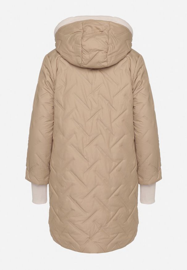 Born2be - Ciemnobeżowa Pikowana Kurtka z Przedłużonym Tyłem i Kapturem Melune. Okazja: na co dzień. Kolor: beżowy. Materiał: jeans. Wzór: aplikacja. Styl: casual, klasyczny