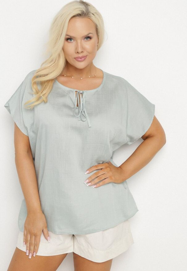 Born2be - Jasnozielona Bluzka z Wiskozą Wiązana przy Dekolcie Dovarelle. Okazja: na co dzień. Kolekcja: plus size. Kolor: zielony. Materiał: wiskoza. Długość rękawa: krótki rękaw. Długość: krótkie. Styl: casual, elegancki