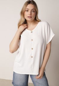 Born2be - Biała Bluzka z Bawełną o Nietoperzowym Kroju z Guzikami Mistwin. Okazja: do pracy, na co dzień. Kolor: biały. Materiał: bawełna. Styl: klasyczny, casual #1