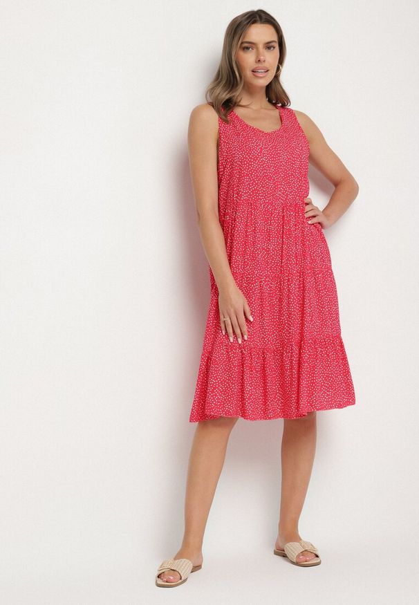 Born2be - Czerwona Bawełniana Sukienka w Kropki z Falbanami Zerolia. Okazja: na spotkanie biznesowe, do pracy, na co dzień. Kolor: czerwony. Materiał: bawełna. Wzór: kropki. Typ sukienki: proste. Styl: casual, klasyczny, biznesowy