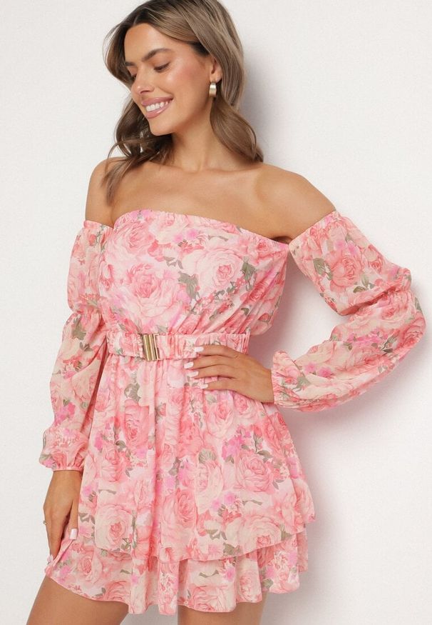 Born2be - Jasnoróżowa Wiskozowa Sukienka Hiszpanka z Falbanami i Paskiem w Kwiaty Virmoi. Okazja: na co dzień, na spacer. Typ kołnierza: dekolt hiszpanka. Kolor: różowy. Materiał: wiskoza. Wzór: kwiaty. Typ sukienki: proste. Styl: casual