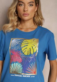 Renee - Niebieski Casualowy T-shirt z Bawełny Ozdobiony Tropikalnym Motywem Adrinea. Okazja: na co dzień. Kolor: niebieski. Materiał: bawełna. Wzór: aplikacja. Styl: casual #5
