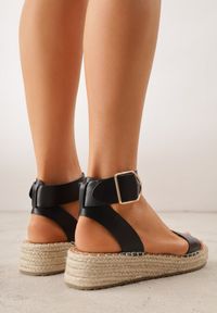 Renee - Czarne Sandały VICES na Plecionej Grubej Podeszwie z Paskiem Wokół Kostki Casilla. Okazja: na spacer, na imprezę. Zapięcie: pasek. Kolor: czarny. Materiał: koronka. Wzór: haft. Sezon: lato. Styl: elegancki #9