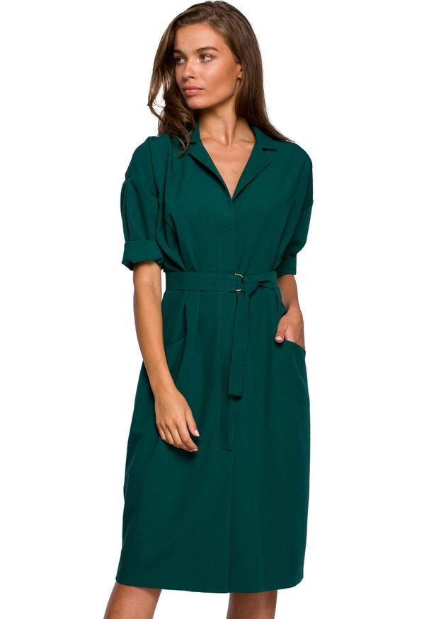Stylove - Sukienka koszulowa z paskiem kołnierzem i dużymi kieszeniami zielona. Okazja: do pracy, na spotkanie biznesowe. Kolor: zielony. Typ sukienki: koszulowe. Styl: wizytowy, biznesowy