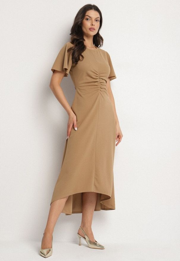 Born2be - Ciemnobeżowa Rozkloszowana Sukienka Ozdobiona Marszczeniem Odallica. Kolor: beżowy. Wzór: aplikacja. Typ sukienki: rozkloszowane. Styl: elegancki