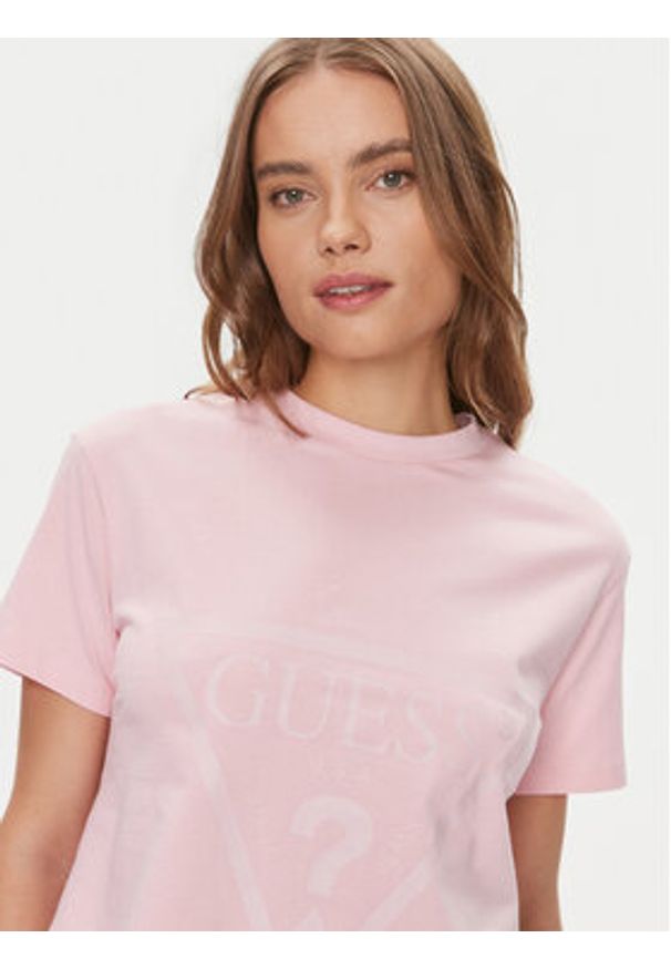 Guess T-Shirt Adele V2YI06 K8HM0 Różowy Regular Fit. Kolor: różowy. Materiał: bawełna