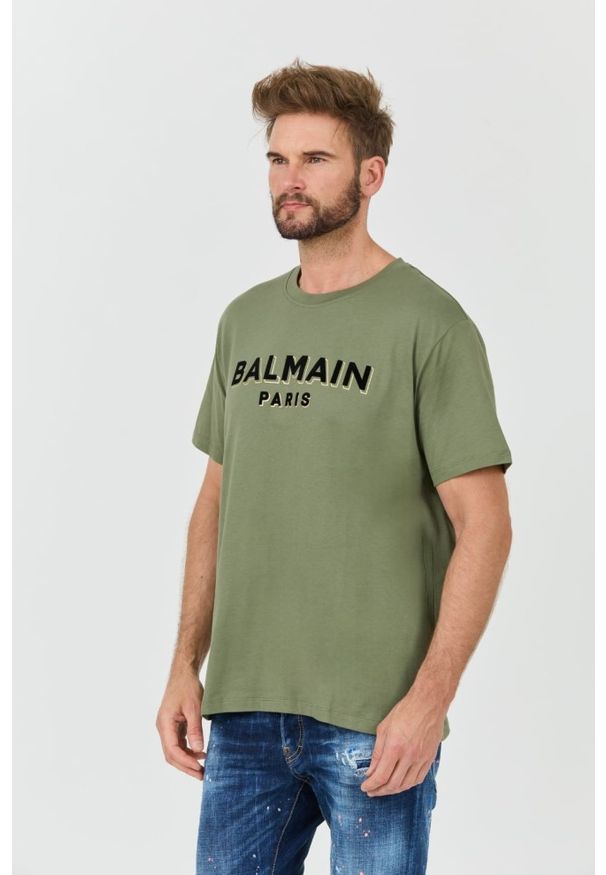 Balmain - BALMAIN Zielony t-shirt Flock&foil T-shirt Bulky Fit. Kolor: zielony