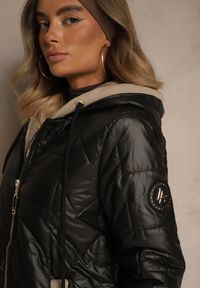 Renee - Czarna Kurtka z Pikowanymi Przeszyciami Kapturem i Dłuższym Tyłem Tuleina. Okazja: na co dzień. Kolor: czarny. Materiał: jeans. Długość: długie. Styl: casual #3
