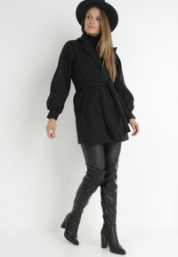 Born2be - Czarny Płaszcz z Wiązanym Paskiem i Bufiastym Rękawem Imgrucu. Typ kołnierza: kołnierzyk stójkowy. Kolor: czarny. Materiał: tkanina, jeans. Długość: długie. Sezon: wiosna, jesień #6